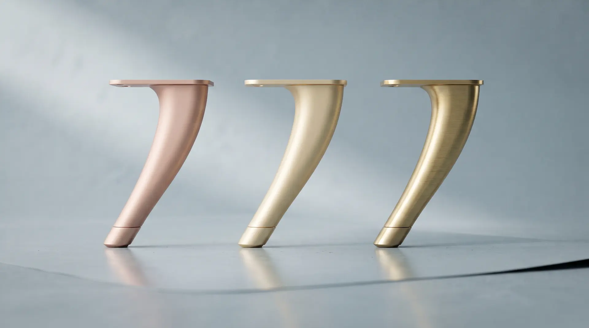 Pés de móveis metálicos repintados em rosé gold, champanhe e dourado